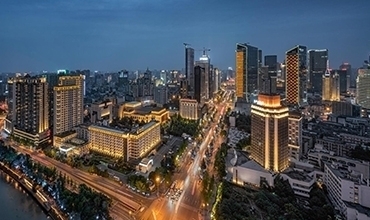 點(diǎn)亮成都城市夜空：致敬勞動(dòng)者